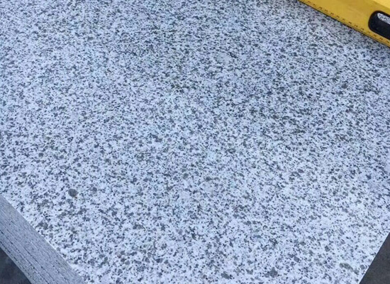 石材鋪裝在農村小院庭院中大理石板厚度應設為多厚？